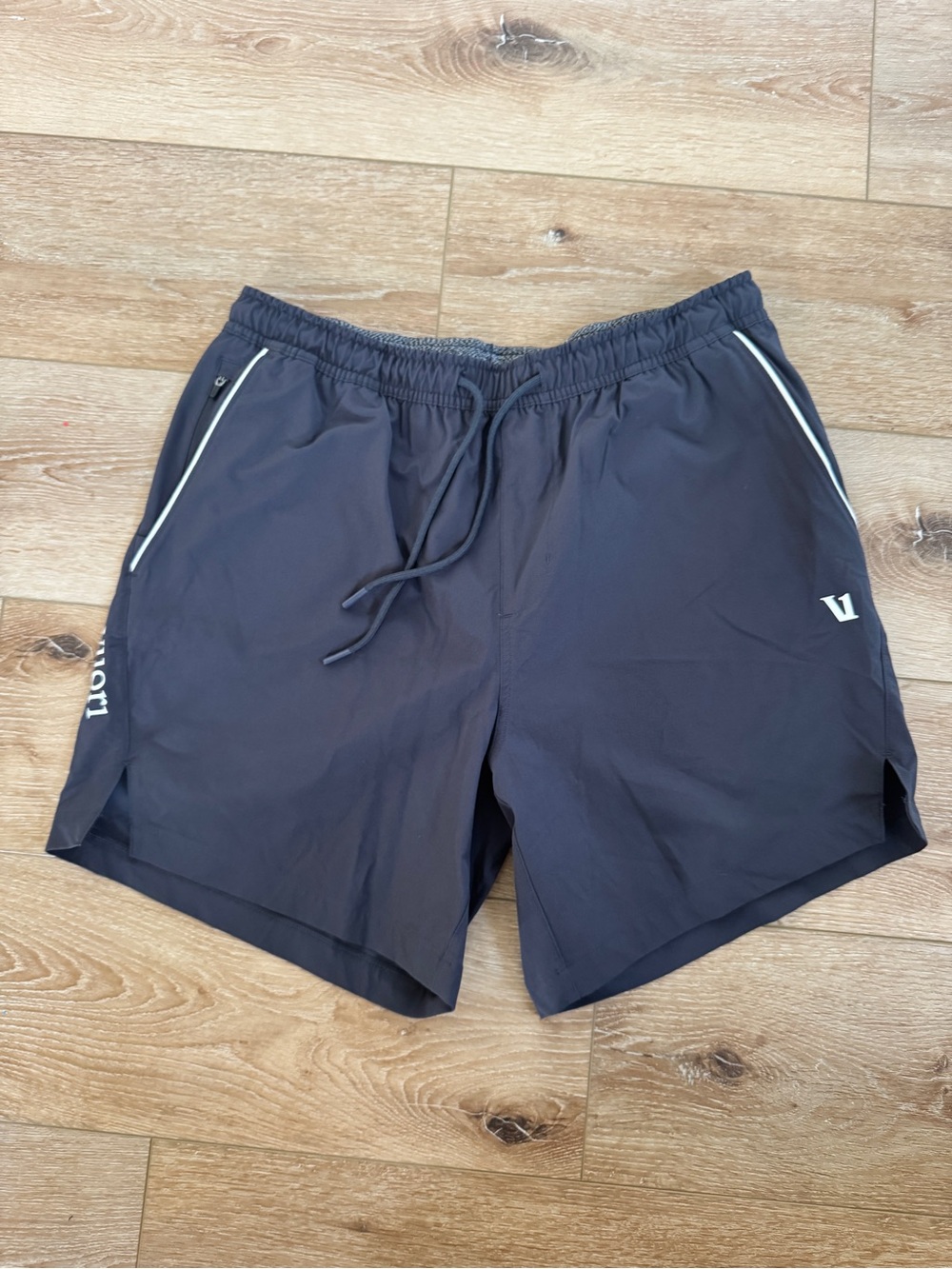 Vuori Crosscourt Performance Shorts Men’s Large Navy V1 Logo